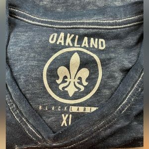 OAKLAND BLACK LABEL MENS XL TEE T SHIRT 
NAVY BLUE